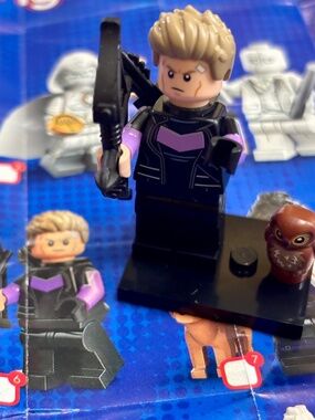 "HAWKEYE" colmar2-6 Marvel Studios, Series 2 with stand, pamphlet & accessories